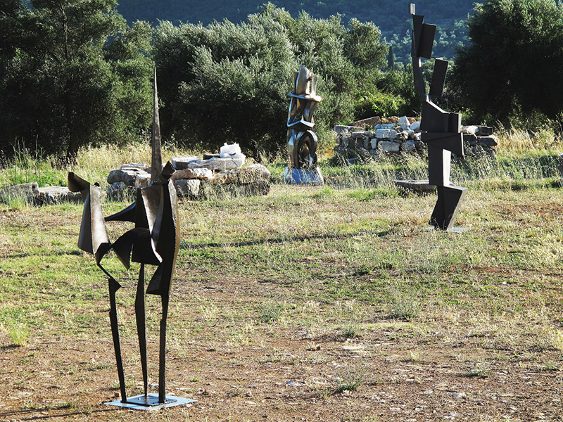 George Zongolopoulos, Tree-ΔΕΘ and Giorgos Houliaras, Vertical Composition , Courtesy George Zongolopoulos Foundation & Society of Messenian Archaeological Studies