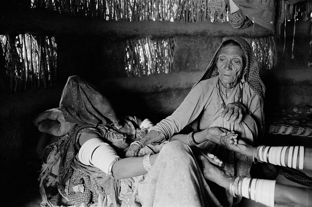 Gauri Gill, Untitled from Birth Series, 1999 – ongoing, Silver gelatin print, © Gauri Gill, Courtesy the artist and Museum Tinguely