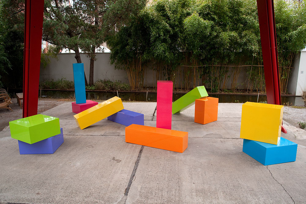 Judy Chicago, Rearrangeable Rainbow Blocks, 1965, Lacquer on aluminum, 12 elements: 6 blocks 30,5 x 30,5 x 121,9 cm and 6 blocs 61 x 61 x 30,5 cm, Courtesy the artist and Salon 94 Gallery-New York