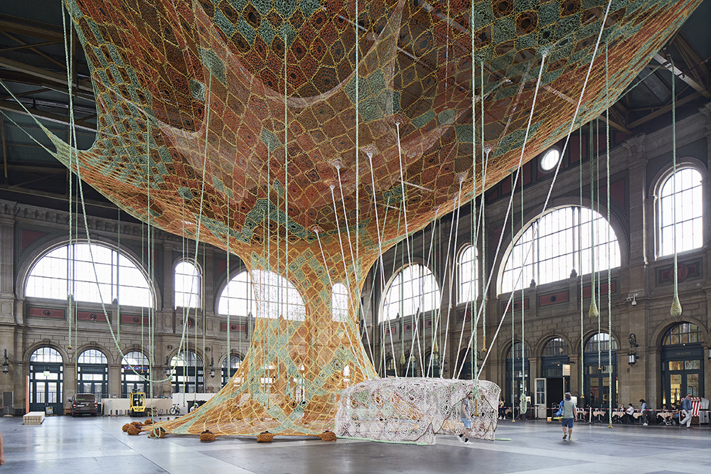 Ernesto Neto, GaiaMotherTree, 2018, Zurich Main Station, Photo: Mark Niedermann, Courtesy Fondation Beyeler