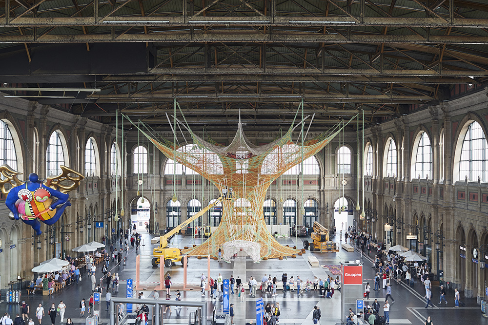 Ernesto Neto, GaiaMotherTree, 2018, Zurich Main Station, Photo: Mark Niedermann, Courtesy Fondation Beyeler