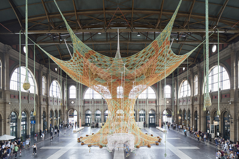 Ernesto Neto, GaiaMotherTree, 2018, Zurich Main Station, Photo: Mark Niedermann, Courtesy Fondation Beyeler