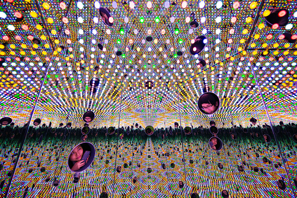 Yayoi Kusama, I WANT TO LOVE ON THE FESTIVAL NIGHT, 2017, Collection of the Artist, © Yayoi Kusama, Courtesy of Ota Fine Arts-Tokyo/Singapore, Installation view at National Gallery Singapore, 2017
