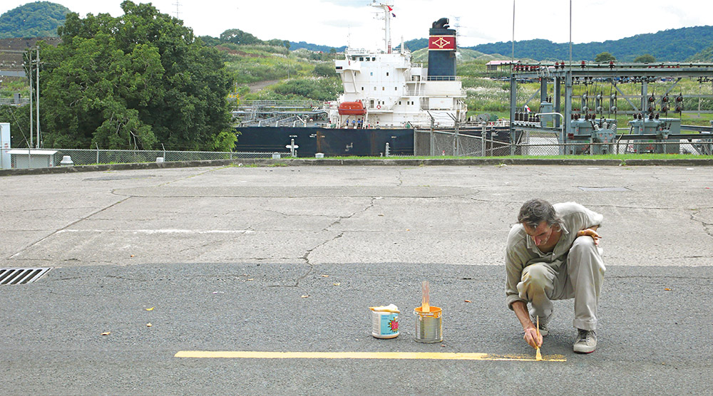 Francis Alÿs, Painting/Retoque, Ex-US Panama Canal Zone 2008, Video documentation of an action, 8 min 31 sec, Photo: Raul Ortega Ayala, © Francis Alÿs, Courtesy the artist and Art Sonje Center