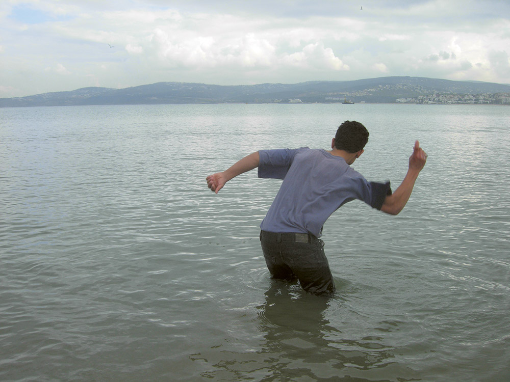 Francis Alÿs, Children’s Game #2 : Ricochets, Tangier, Morocco, 2007, Video, color, sound, 4:42 min, © Francis Alÿs, Courtesy the artist and Art Sonje Center