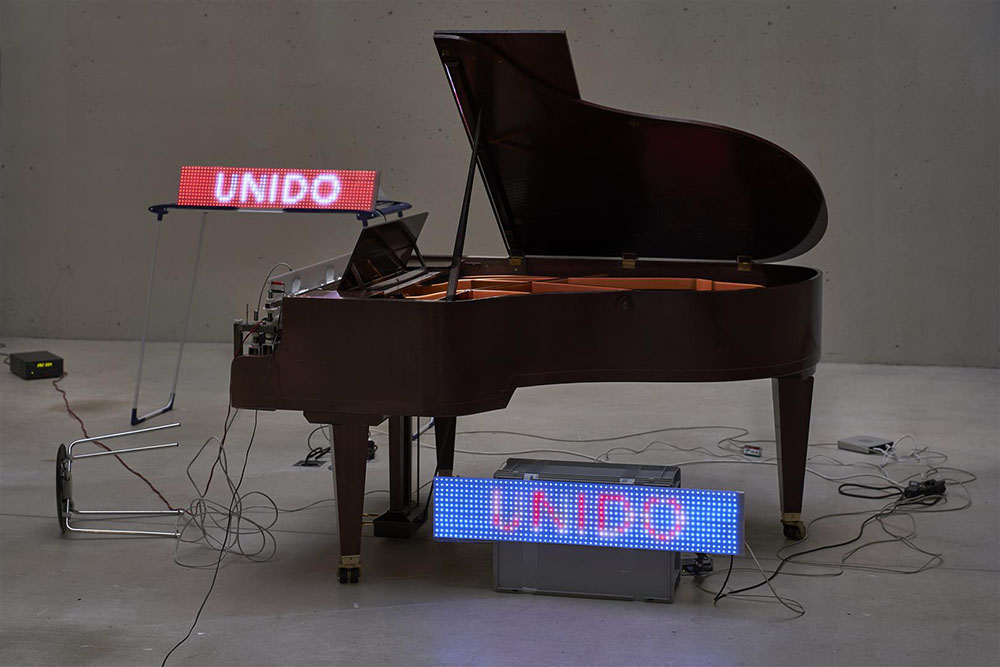 Nicholas Bussmann, Revolution Songs in an AI Environment, 2017, Exhibition view Nicholas Bussmann - AMELICA, TAXISPALAIS Kunsthalle Tirol, 2018, Courtesy Nicholas Bussmann. © Bildrecht-Vienna, 2018. Photo: Günter Kresser