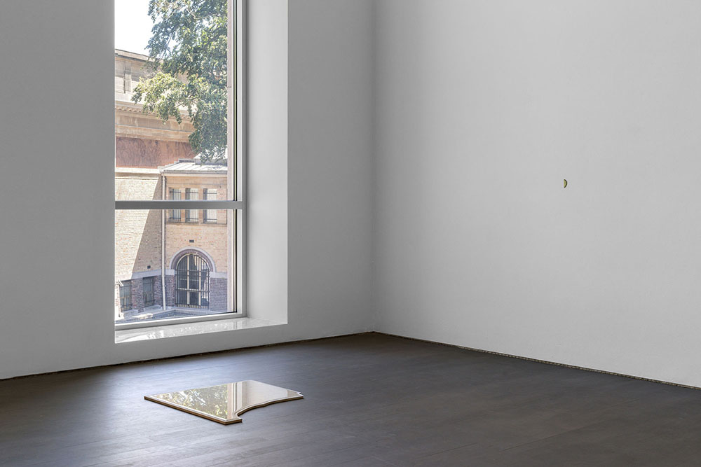 Nina Canell, Days of Inertia (Detail), installation view S.M.A.K. 2018, Courtesy the artist and S.M.A.K.