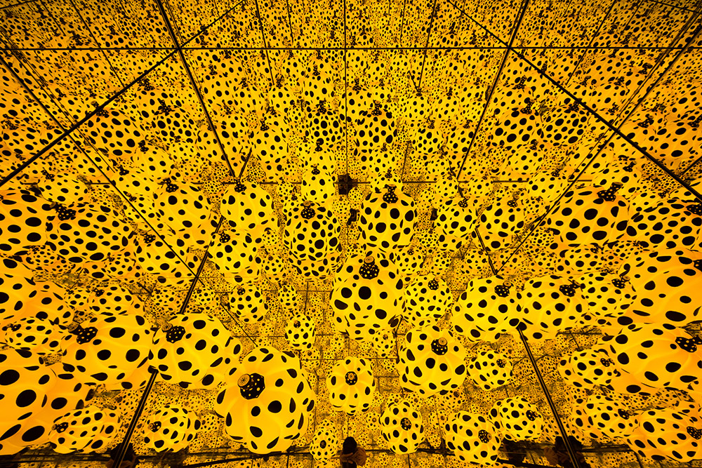 Yayoi Kusama THE SPIRITS OF THE PUMPKINS DESCENDED INTO THE HEAVENS, 2015, Collection of the Artist, © Yayoi Kusama, Installation view at National Gallery Singapore, 2017
