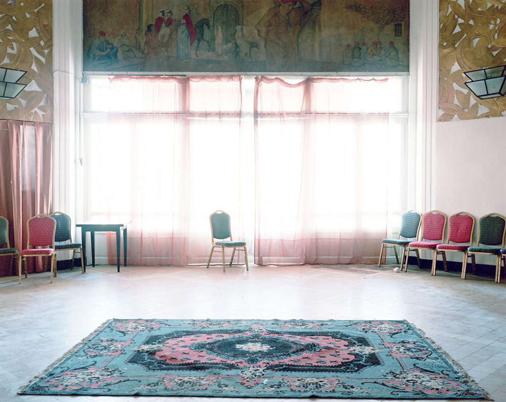 Bouchra Khalili, Hôtel El Safir, Ex-Aletti, Algiers City Center. Residence of the Black Panther Party delegation during the 1969 Pan African Festival of Algiers. Fig 1: Entrance of the former casino, C-Print, 2015, 100 x 125 cm, © Bouchra Khalili and Galerie Polaris-Paris