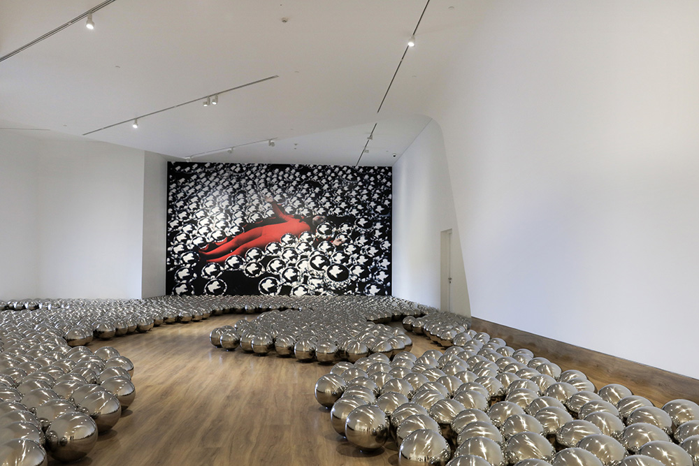 Installation view: Yayoi Kusama, Life is the Heart of a Rainbow, GOMA, 2018, Courtesy Yayoi Kusama Studio Inc. and GOMA