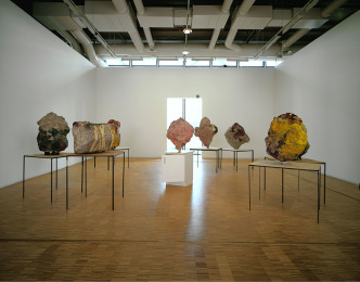 Franz West, Gruppe mit Kabinett, 2001, Set of 8 sculptrures, Papier-mâché, gaze, tables, Variable dimensions, Centre Pompidou, Musée national d’ art modern-Paris, Photo: © Centre Pompidou / Dist. RMN-GP / Ph. Migeat