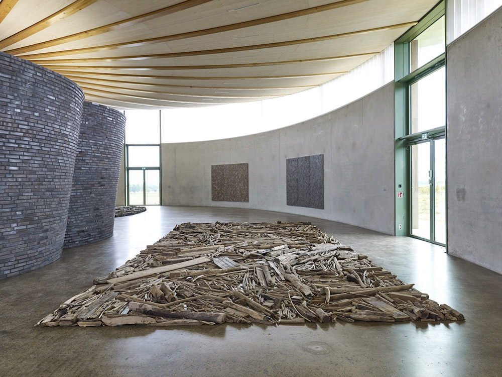Richard Long, Rhine Driftwood Line, 2001, Rhine driftwood, 500 x 1000 cm, Konrad Fischer Galerie-Düsseldorf, Photo: Stefan Hostettler, © VG Bild-Kunst-Bonn 2018, Courtesy the artist and Thomas Schütte Stiftung