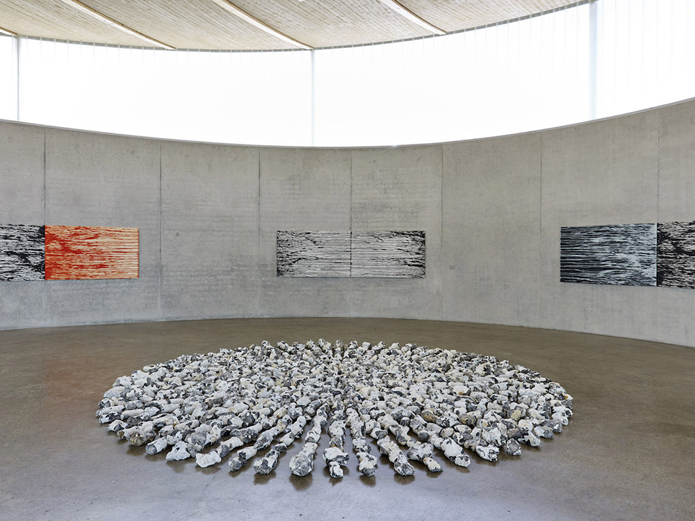 Richard Long, Flint Wheel, 2018, Flint stone, Ø 550cm, Lisson Gallery-London, Photo: Stefan Hostettler, © VG Bild-Kunst-Bonn 2018, Courtesy the artist and Thomas Schütte Stiftung