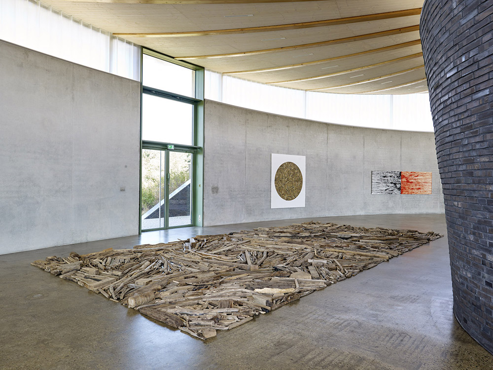 Richard Long, Rhine Driftwood Line, 2001, Rhine driftwood, 500 x 1000 cm, Konrad Fischer Galerie-Düsseldorf, Photo: Stefan Hostettler, © VG Bild-Kunst-Bonn 2018, Courtesy the artist and Thomas Schütte Stiftung
