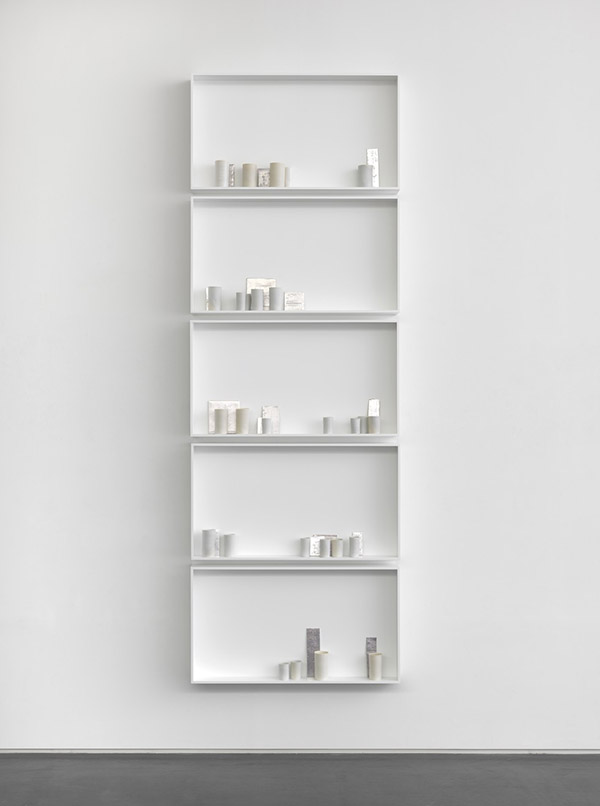 Edmund de Waal, a different breath, 2018, 27 porcelain vessels and 17 porcelain tiles with platinum and silver gilding in 5 aluminium and glass vitrines, 271.9 x 95 x 12.1 cm, © Edmund de Waal, Photo: Mice Bruce