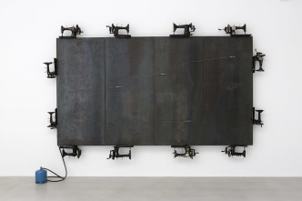 Jannis Kounellis, Untitled (4-parts), 1987-1988, Iron, antique sewing machines, copper pipes, propane gas bottle, 270 x 430 cm, Courtesy the artist, and Galerie kamel mennour Paris/London