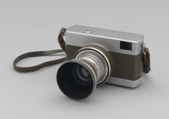 Zeiss-Werk (Jena, East Germany/DDR), Werra 1 35mm film camera. c. 1955–60. Aluminum body with vulcanite surface, 7.6 × 11.4 × 6.4 cm, The Museum of Modern Art-New York. Gift of Michael Maharam. Photo: Thomas Griesel, © The Museum of Modern Art