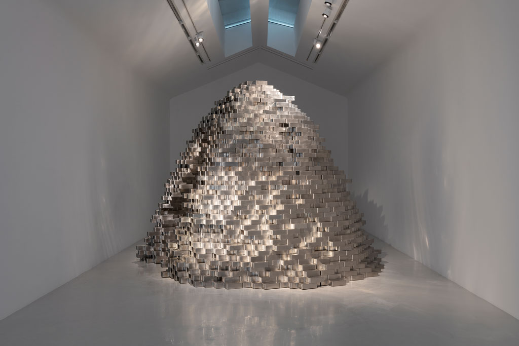 Jean-Michel Othoniel, Agora, 2019, Stainless steel. 301 x 428 x 369 cm, Installation view at Perrotin, Paris, 2019, © Jean-Michel Othoniel / ADAGP-Paris, 2019, Courtesy the artist and Perrotin Gallery