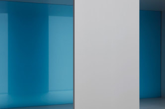 Donald Judd, Untitled (Detail), 1988, Clear anodized aluminium and blue acrylic sheets, 2 units, Each 50 x 100 x 50 cm, © Judd Foundation / Adagp, Paris, 2019, Courtesy Galerie Thaddaeus Ropac-London/Paris/Salzburg , Photo: Thomas Lannes