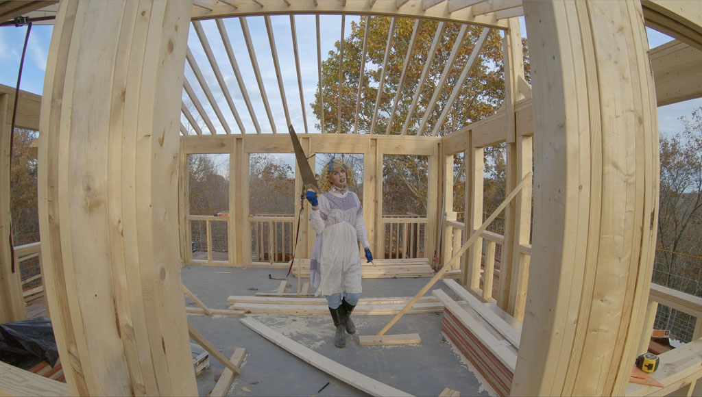 Lizzie Fitch and Ryan Trecartin, Plot Front (Production Still), 2019, © Lizzie Fitch and Ryan Trecartin, Courtesy the artists, Photo: Fitch Trecartin Studio