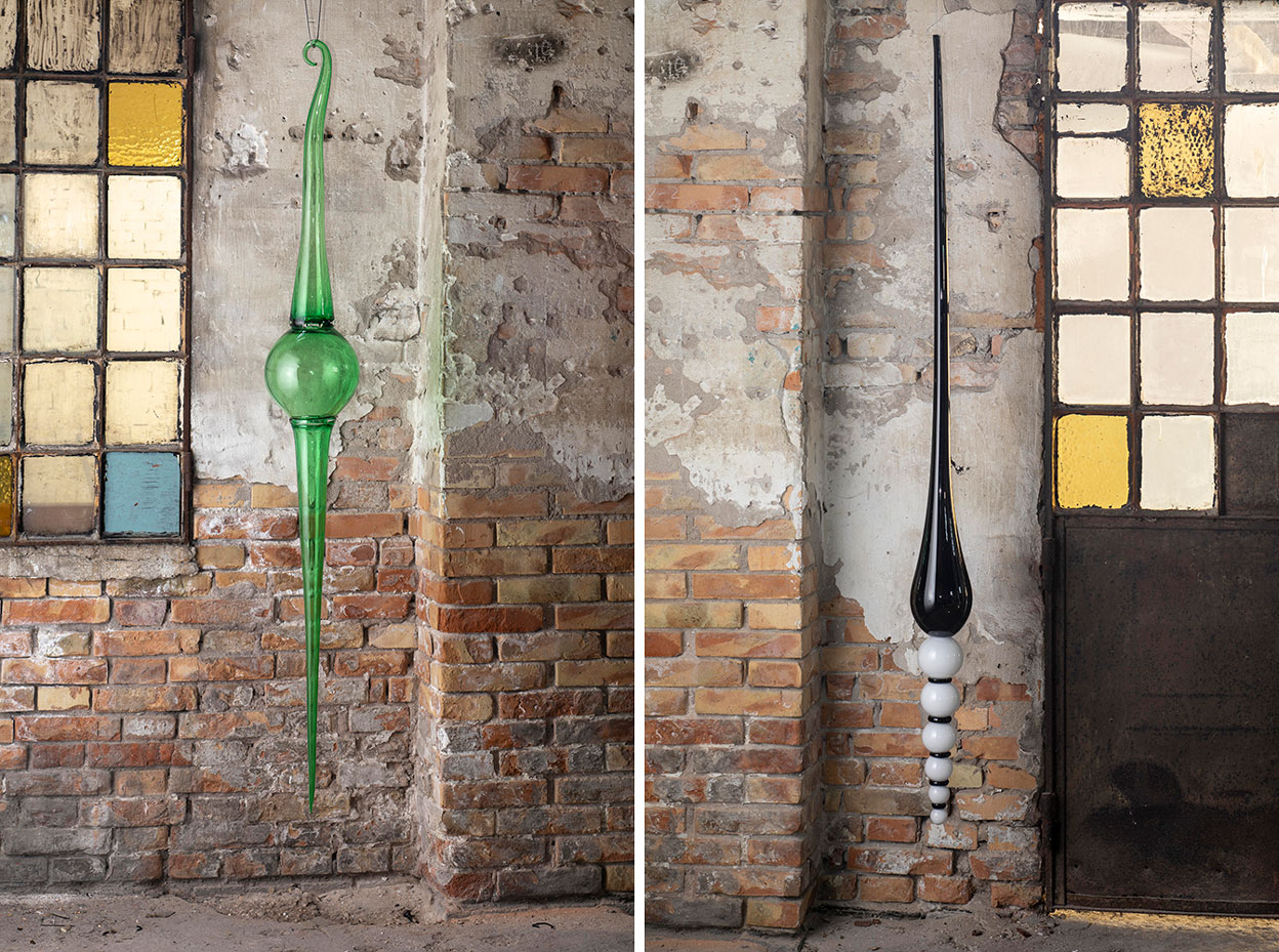 Left: Artur Lescher, Verdi, 2019, Installation view , Photo: Francesco Allegretto, Courtesy the artist and Berengo Studio. Right: Artur Lescher, Luce, 2019, Installation view , Photo: Francesco Allegretto, Courtesy the artist and Berengo Studio
