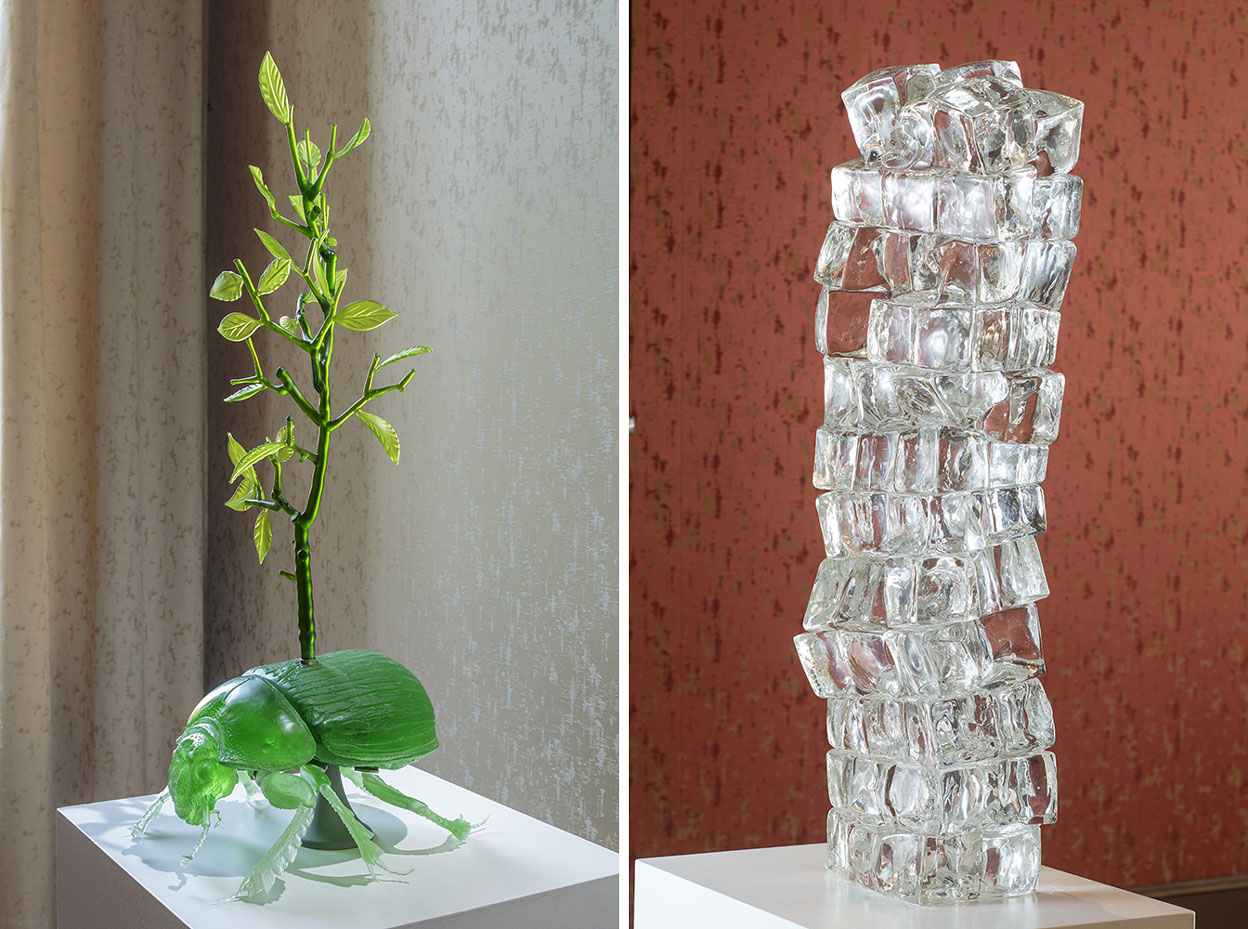 Left: Jan Fabre, Holy Dung Beetle with Laurel Tree, 2017, Glass, 87 x 31 x 37 cm, Photo: Francesco Allegretto, Courtesy the artist and Berengo Studio. Right: Tony Cragg, Untitled , 2017, Glass, 84 x 21 x 14 cm, Photo: Francesco Allegretto, Courtesy the artist and Berengo Studio