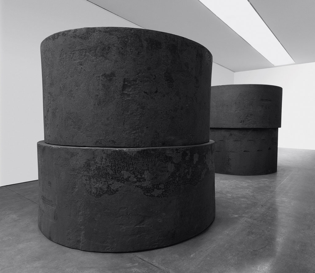 Richard Serra, Inverted, 2019 Forged steel, four rounds, installed in two inverted stacks, two, each: 121.9 × 259 cm diameter, two, each: 37.1 × 243.8 cm diameter, each stack: 259 × 259 cm, © 2019 Richard Serra/Artists Rights Society (ARS)-New York, Photo: Rob McKeever, Courtesy the artist and Gagosian