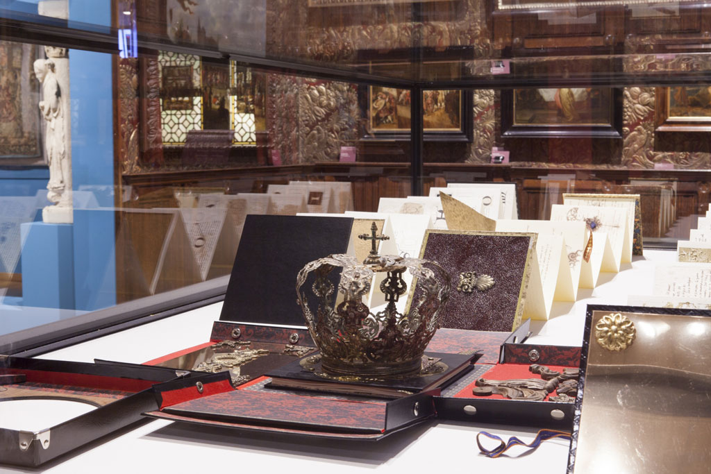 Ricardo Brey, Heir of Nothing, 2015–2017, Cardboard, paper, fabric, wood, metallic mirror, bronce, crown and four leporello books, Dimensions variable, © Ricardo Brey, Courtesy the artist and Alexander Gray Associates