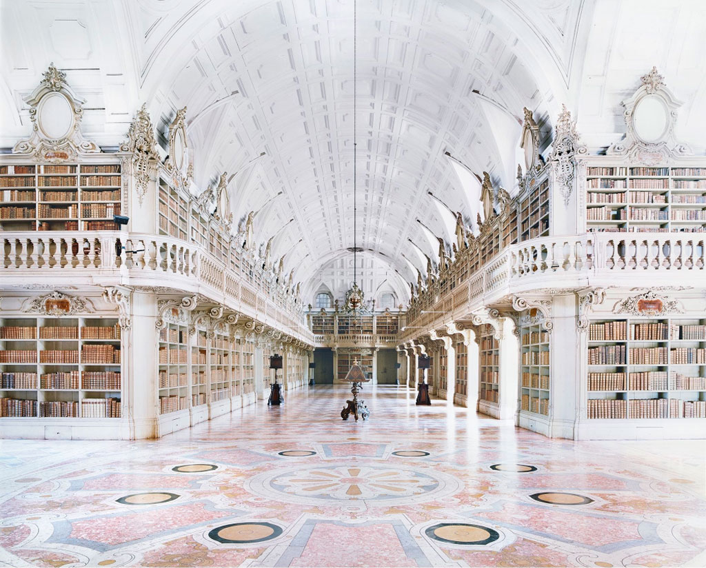 Candida Höfer, Biblioteca de Palacio e Convento de Mafra II 2006, C-print, 205 x 245 cm, Courtesy of the Sonnabend Collection Foundation and Antonio Homem