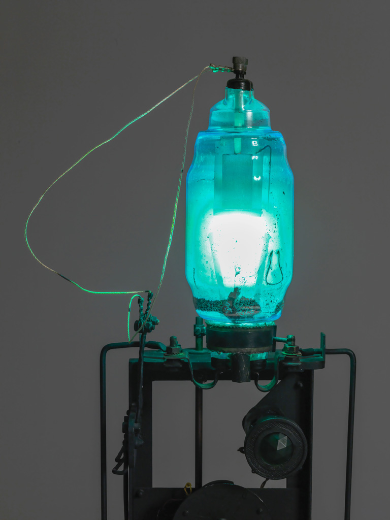 Takis, Télélumière No. 4 (detail) 1963-64, Cork, electromagnet, iron, magnet, mercury lamp, nylon thread, paint, steel, wood , 108 × 30 × 32 cm, Tate, © ADAGP, Paris and DACS, London 2019
