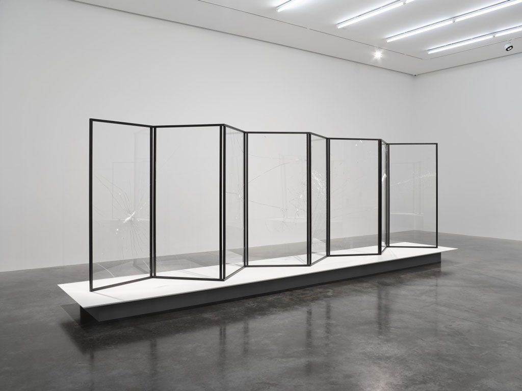 Cerith Wyn Evans, Folds…in shade (also light and shade) 8 leaves, 2020, Bronze and glass, 182.2 × 568.1 × 69.9 cm, © Cerith Wyn Evans, Courtesy the artist and White Cube Gallery