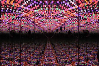 Yayoi Kusama, LIFE SHINES ON, 2019, Mirror box and LED lights, 220.0 x 214.0 x 185.0 cm, Courtesy Ota Fine Arts