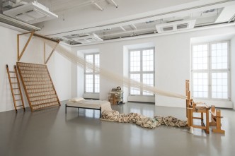 Janine Antoni, Slumber, 1993, Performance with loom, yarn, bed, nightgown, EEG Machine and artist’s REM reading, Dimensions variable, © Janine Antoni, EMST Collection