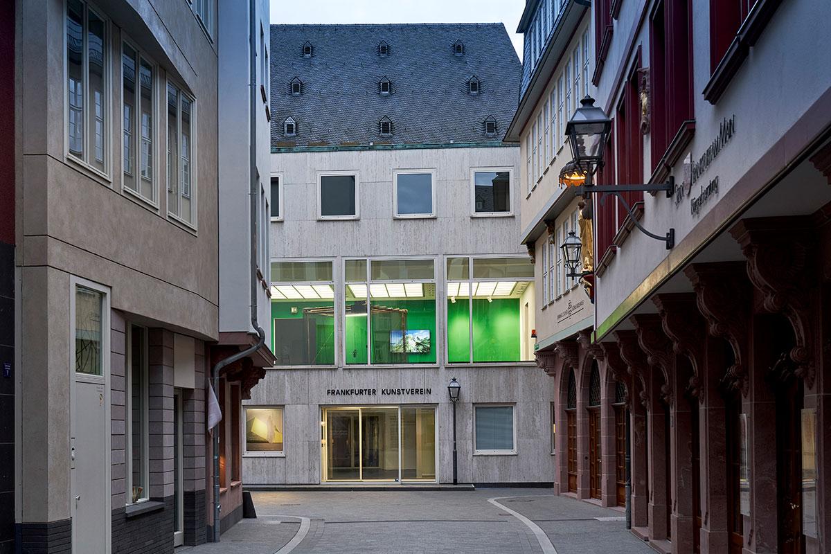 Jakob Kudsk Steensen, Primal Tourism, 2016, Exterior view of the Frankfurter Kunstverein 2020, presented on Samsung UHD Signage Display, Photo: Norbert Miguletz, © Frankfurter Kunstverein