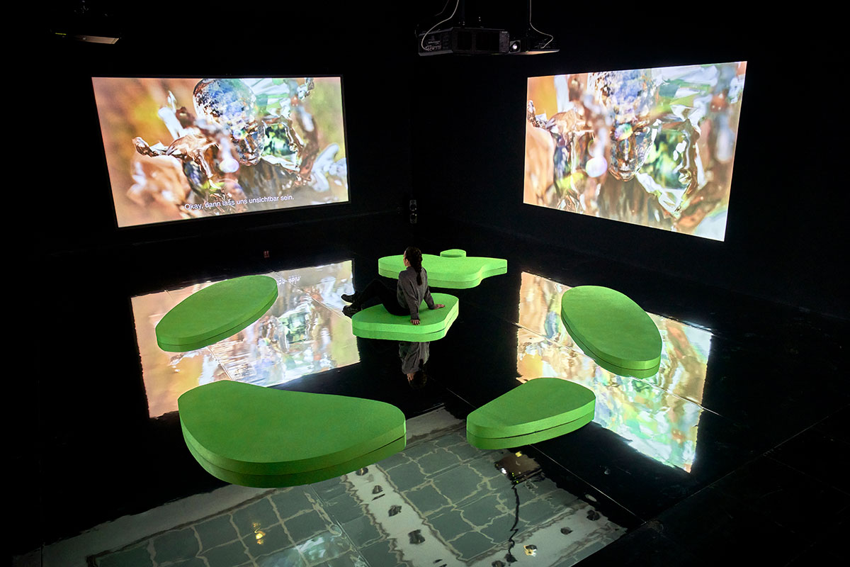 Keiken + George Jasper Stone, Feel My Metaverse, 2019, Exhibition View Frankfurter Kunstverein 2020, Photo: Norbert Miguletz, ©Frankfurter Kunstverein