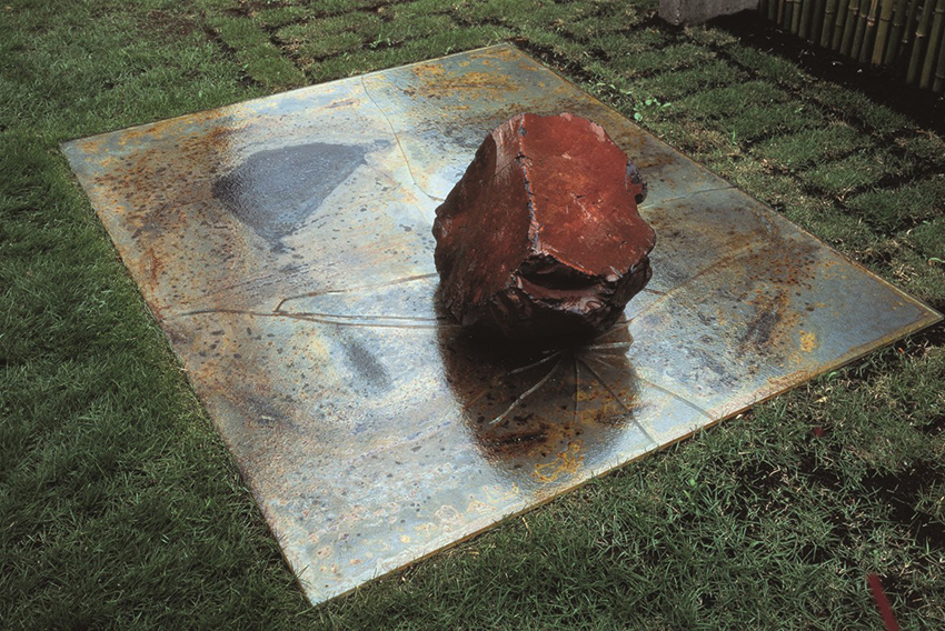 Lee Ufan, Relatum, 1968/1982, Iron plate, glass, stone, 180 x 220 x 40 cm