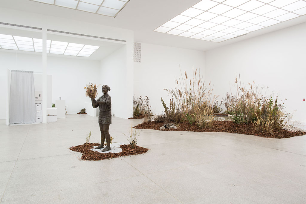 Verena Dengler, Die Galeristin und der schöne Antikapitalist auf der Gothic G’stettn (Corona Srezessionsession Dengvid-20), installation view Secession 2020, photo: Apollonia T. Bitzan, Courtesy Vienna Secession