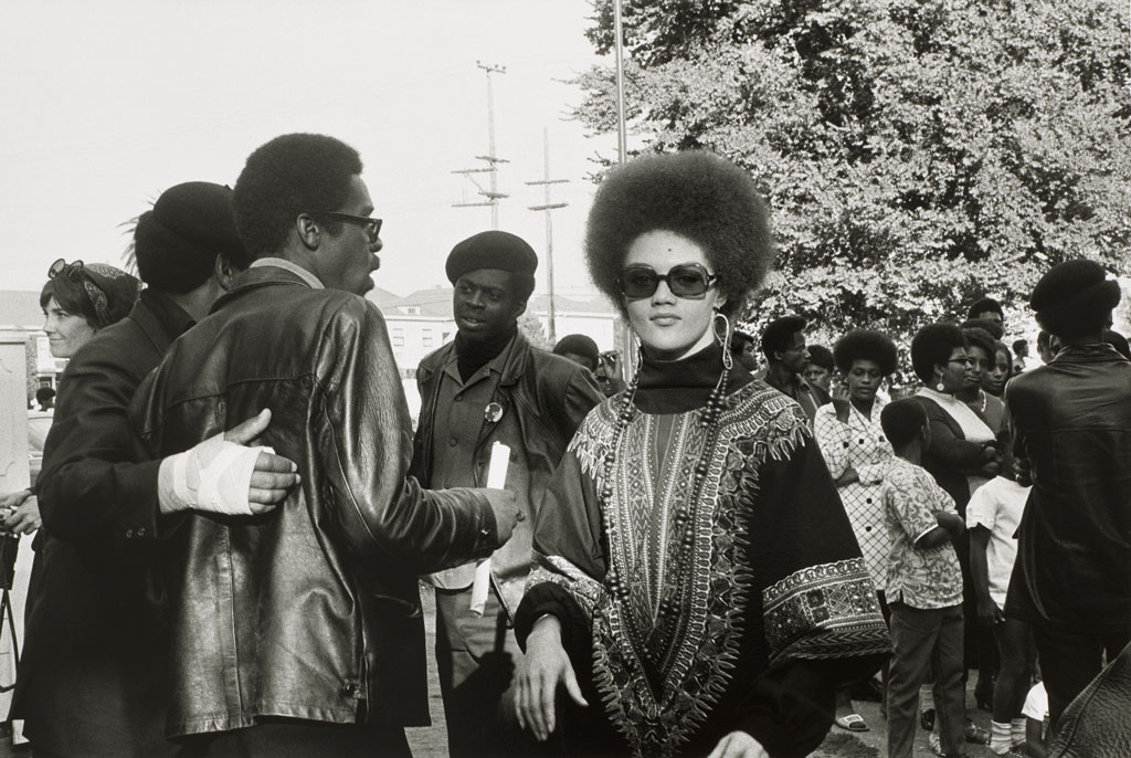 Pirkle Jones, Kathleen Cleaver and the Black Panthers (“Free Huey” rally, Bobby Hutton Memorial Park, Oakland, CA, Sept. 22, 1968, from: Black Panther), 1968–1969, Donation from the Pirkle Jones Foundation, © Regents of the University of California, Reproduction: Rheinisches Bildarchiv Köln, Cologne