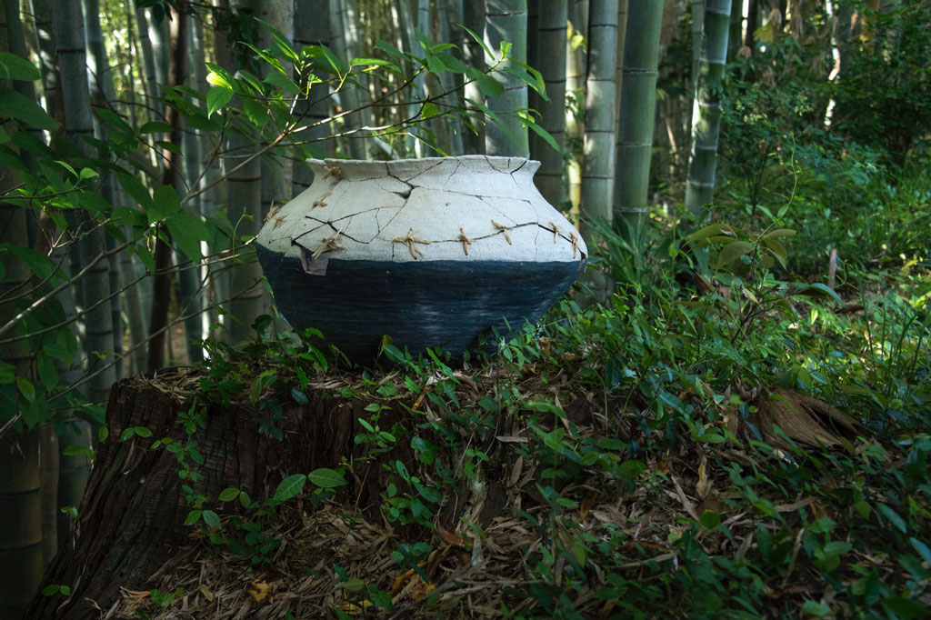 Kazunori Hamana, Yukiko Kuroda, Untitled, 2013-2020, Ceramic, straw and Japanese lacquer, 14 x 22 7/8 x 22 inches, Photo: Noboru Murata