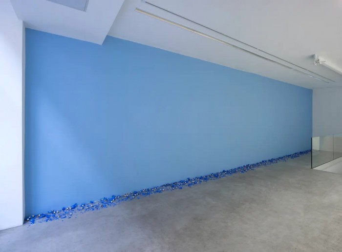Claude Lévêque, Paradiso, 2018, Standard blue light bulbs (15 W – E27), Variable dimensions, © ADAGP Claude Lévêque, Photo : archives kamel mennour, Courtesy the artist and kamel mennour-Paris/London
