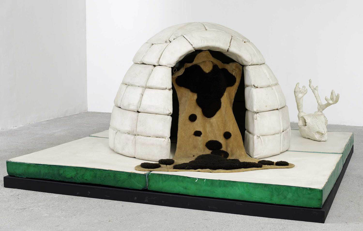Piero Gilardi, Igloo, 1964, polyurethane foam, 130 x 200 x 200 cm, unique, © Piero Gilardi, Courtesy the artist and Michel Rein Gallery