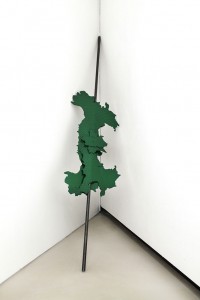 Luciano Fabro, Italia all’asta, 1994, painted ironcm 355 x 70 x 10 cm, Photo: Cecilia Fiorenza