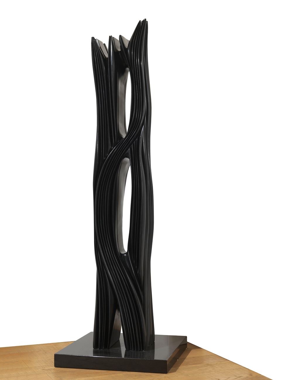 Pablo Atchugarry, Mémorie des origines, 2016, Black Belgian marble, 212 x 35 x 33 cm, © Pablo Atchugarry