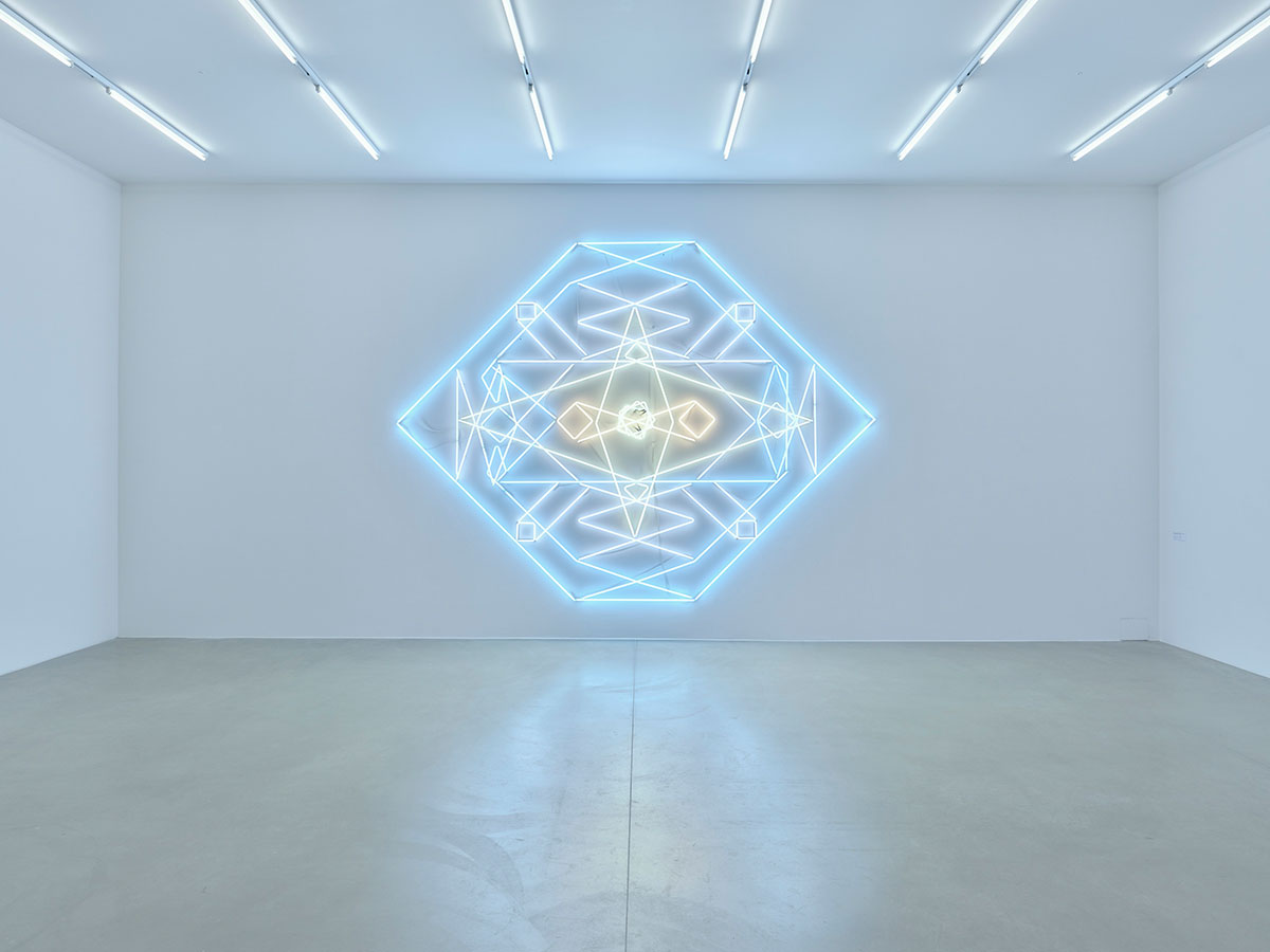Mai¬-Thu Perret, Untitled (after no. 067), 2020, Neon tubes, ø 15 mm, 6 transformers 350 × 470 cm, Courtesy of the artist and Galerie Francesca Pia-Zürich Installation view Aargauer Kunsthaus-Aarau, 2021, Photo: Conradin Frei-Zurich, Courtesy Aargauer Kunsthaus