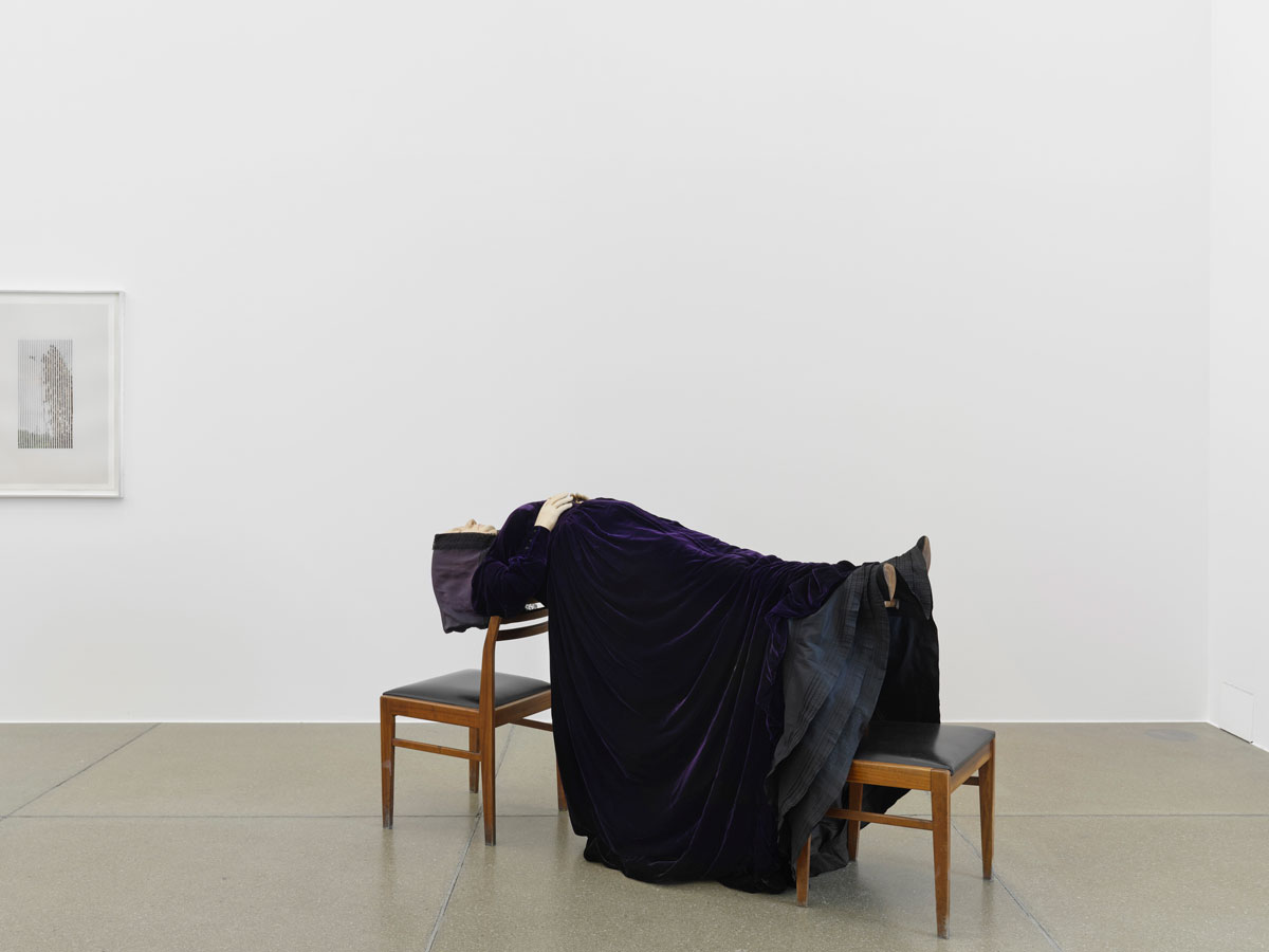 Goshka Macuga, Madame Blavatsky, 2007, Carved wood, fiberglass, clothes, chairs, 114 × 190 × 74 cm, © 2021, ProLitteris-Zurich, Collection Monika Schnetkamp, Installation view Aargauer Kunsthaus-Aarau, 2021, Photo: Conradin Frei-Zurich, Courtesy Aargauer Kunsthaus