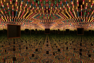 Yayoi Kusama, Infinity Mirror Room — Love Forever, 1966/94, Wood, mirrors, metal, lightbulbs, 210.2 x 240.2 x 205.2 cm, © Yayoi Kusama, Courtesy: Ota Fine Arts