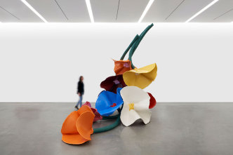 Claes Oldenburg and Coosje van Bruggen, Dropped Bouquet, 2021, painted aluminum, 12′ 3″ × 9′ 3″ × 14′ 10″ (373.4 × 281.9 × 452.1 cm), Edition of 3, © Claes Oldenburg and Coosje van Bruggen, Courtesy Pace Gallery