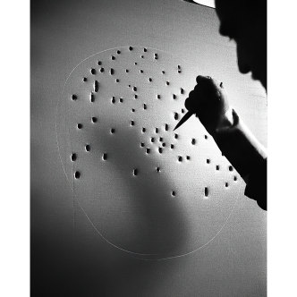 Lucio Fontana, Milano, 1962, Photo Ugo Mulas © Ugo Mulas Heirs. All rights reserved, © Fondazione Lucio Fontana by SIAE 2021