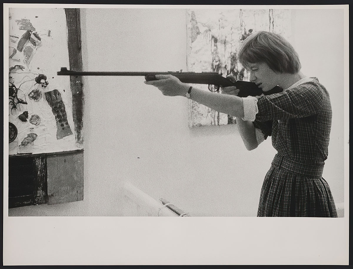 Niki de Saint Phalle shooting and exhibition opening, “Feu a Volonté,” Galerie J, Paris, 1961 June 28, Photo: Shunk-Kender © J. Paul Getty Trust, Getty Research Institute, Los Angeles (2014.R.20)