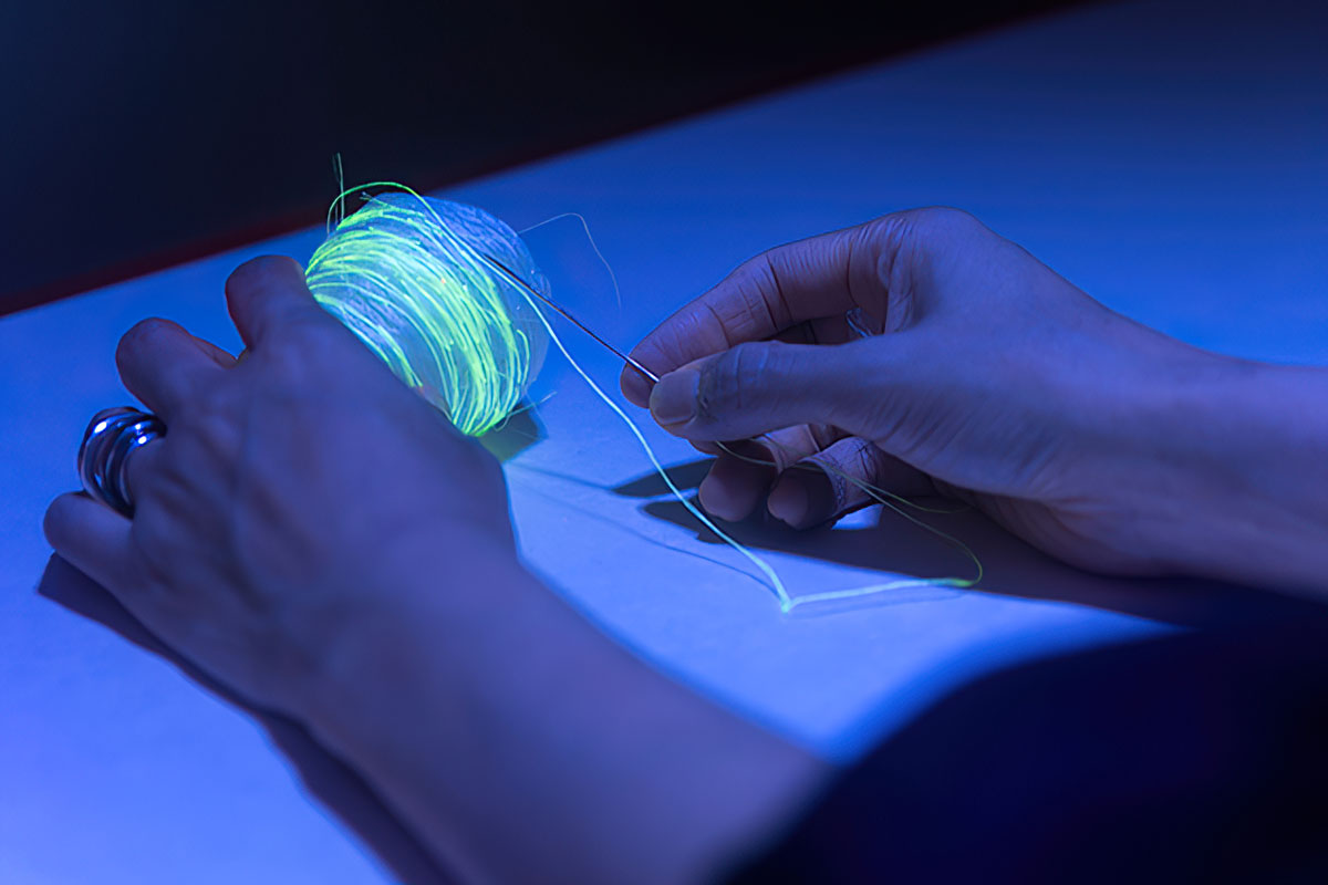 TAKEMURA Kei, Renovated: T. Family’ s Light Bulb, Performance view at Yokohama Triennale 2020, Photo: KOBAYASHI Yukinobu, Courtesy of Taka Ishii Gallery